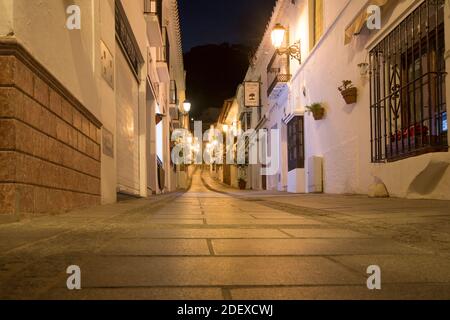 Straßenansicht des weiß getünchten Dorfes Mijas Pueblo, bei Nacht in Südspanien, Andalusien. Stockfoto