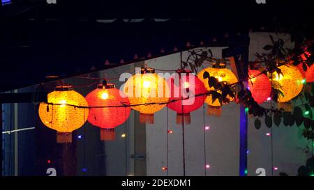 Diwali dekorative Hängelampen Laternen Lampen, traditionelle Lampendekoration in der Nacht Stockfoto