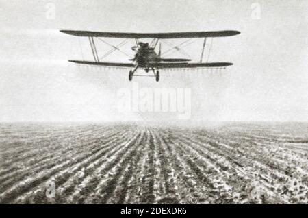 Verarbeitung von Rübenplantagen aus dem Flugzeug auf dem Kolchosbetrieb Kotowski in der Region Bershad (Ukraine) der UdSSR in den 1950er Jahren. Stockfoto