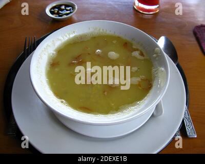 Die Nationalsuppe im Café in Mandalay, Myanmar Stockfoto