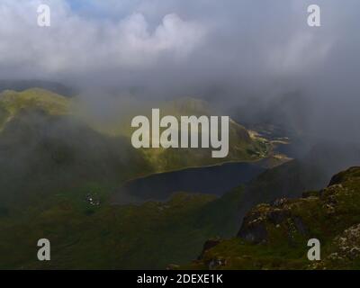 Schöne Luftaufnahme des Fjords Kartfjorden auf der Insel Vestvågøy, Lofoten im Norden Norwegens, umgeben von zerklüfteten Bergen mit grünem Gras. Stockfoto