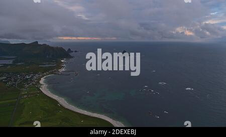 Atemberaubende Luftaufnahme der Nordwestküste der Insel Andøya, Vesterålen, Norwegen mit kleinem Fischerdorf Bleik, großem Sandstrand und Feldern. Stockfoto