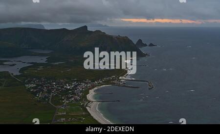 Schöne Luftaufnahme des kleinen Fischerdorfes Bleik an der Küste des Norwegischen Meeres im Nordwesten der Insel Andøya, Vesterålen, Norwegen. Stockfoto