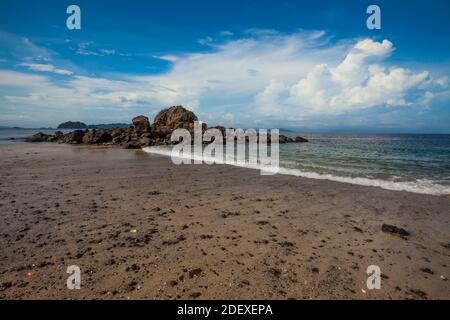 Küstenlandschaft auf der kleinen Insel Granito de Oro, Coiba Nationalpark, Pazifikküste, Veraguas Provinz, Republik Panama. Stockfoto