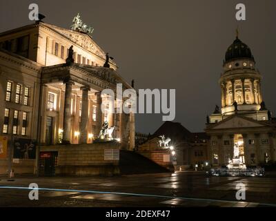 Berlin, Deutschland. November 2020. Blick über den leer erleuchteten Gendarmenmarkt mit dem Deutschen Dom und dem Konzerthaus (l). Quelle: Paul Zinken/dpa-Zentralbild/ZB/dpa/Alamy Live News Stockfoto