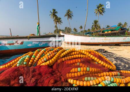 Indien, Goa, Fischerboote und Netze am Strand von Colva Stockfoto
