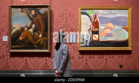 The National Gallery, London, Großbritannien. Dezember 2020. Die Nationalgalerie wird am 2. Dezember mit einer Ausstellung von Rosalind Nashashibi, 2020 National Gallery Artist in Residence, mit einer neuen Ausstellung - Rosalind Nashashibi: An Overflow of Passion and Sentiment, wieder eröffnet und präsentiert vier neue Gemälde, die in Raum 30 unter den spanischen Gemälden der Galerie aus dem 17. Jahrhundert eingestreut sind. Bild: Galeriestab mit (rechts) Rosalind Nashashibis Wintersonnenwende und (links) Jusepe de Riberas Jakob mit der Herde Labans. Quelle: Malcolm Park/Alamy Live News. Stockfoto