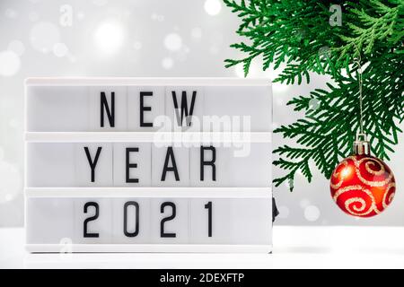 Jahreskonzept 2021, weihnachtsbaum und Text auf weißem Hintergrund. Stockfoto