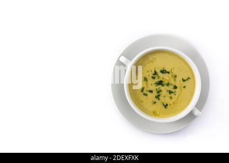 Frische grüne Spargelsuppe in Schüssel isoliert auf weißem Hintergrund Stockfoto