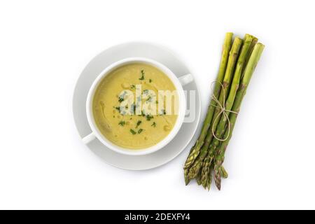 Frische grüne Spargelsuppe in Schüssel isoliert auf weißem Hintergrund Stockfoto