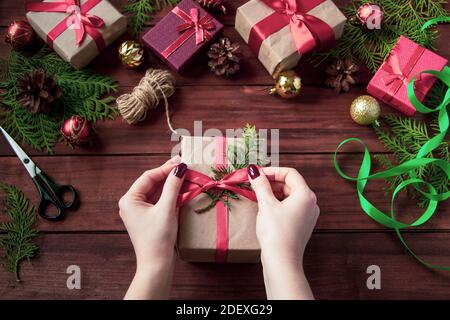 Geschenkverpackung Weihnachtsgeschenke. Frau Krawatten Schleife auf der Box. Stockfoto