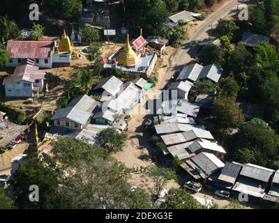 Der Blick auf das Dorf, Popa Mount, Myanmar Stockfoto