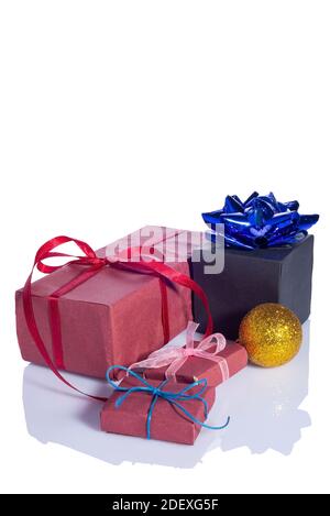 weihnachtsgeschenke isolieren auf weißem Hintergrund EINEN Stapel Weihnachtsgeschenke in farbenfroher Verpackung mit Bändern. Stockfoto