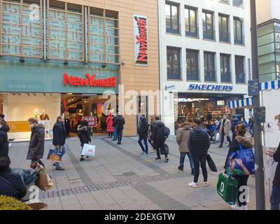 münchen, deutschland 27.11.2020 : Käufer mit Gesichtsmasken warten in der Schlange, um einen Laden am marienplatz in münchen zu betreten. Die Anzahl der Personen im Geschäft Stockfoto