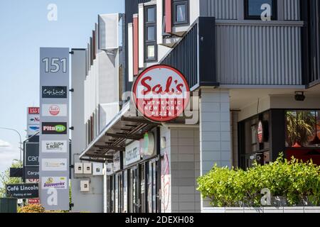 AUCKLAND, NEUSEELAND - 27. Jan 2020: Auckland / Neuseeland - 27 2020. Januar: Blick auf Sals authentisches New Yorker Pizza-Restaurant in Henderson Stockfoto