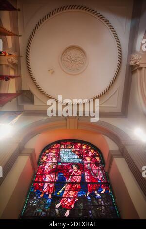 Buntglasfenster mit Darstellung des Jüngsten Gerichts, St. Philip's Cathedral, Birmingham, West Midlands, England Stockfoto