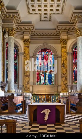 Buntglasfenster mit Darstellung der Himmelfahrt, St. Philip's Cathedral, Birmingham, West Midlands, England Stockfoto