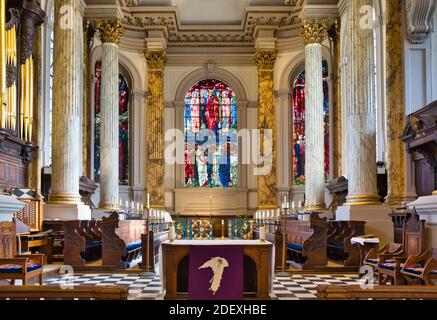 Buntglasfenster mit Darstellung der Himmelfahrt, St. Philip's Cathedral, Birmingham, West Midlands, England Stockfoto