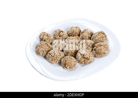 Vegane Lebkuchenkekse isoliert auf einem weißen Teller. Stockfoto