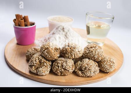 Hausgemachtes Lebkuchen im Fokus und Zutaten auf dem Hintergrund geblockt. Stockfoto