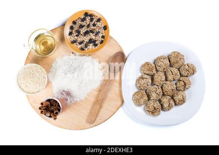 Vegane Kekse aus verschiedenen Zutaten: Sonnenblumenöl, Sesam, Mehl, Gewürze, Nüsse, Rosinen. Stockfoto