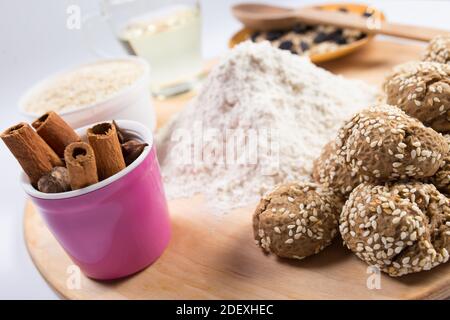 Hausgemachte vegane Weihnachtsplätzchen mit Zutaten aus der Nähe. Stockfoto