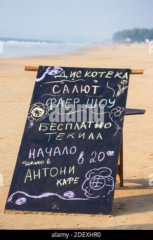 Indien, Goa, Colva Strand, Menü an der Tafel auf Russisch Stockfoto
