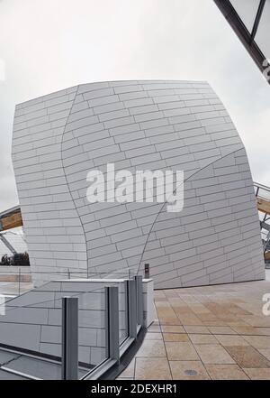 Louis Vuitton Foundation, entworfen vom amerikanischen Architekten Frank Gehry und eröffnet 2014, Bois de Boulogne, Paris, Frankreich Stockfoto