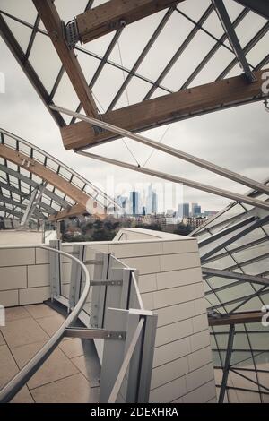 Louis Vuitton Foundation, entworfen vom amerikanischen Architekten Frank Gehry und eröffnet 2014, Bois de Boulogne, Paris, Frankreich Stockfoto