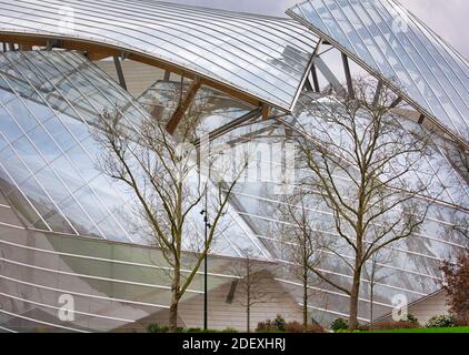 Louis Vuitton Foundation, entworfen vom amerikanischen Architekten Frank Gehry und eröffnet 2014, Bois de Boulogne, Paris, Frankreich Stockfoto