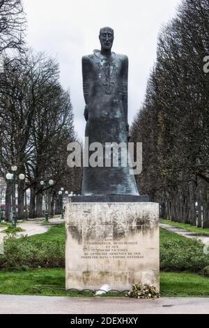 Bronzemedaktal zum Gedenken an den armenischen Komponisten Komitas Vardispet und die 1.5 Millionen Opfer des armenischen Völkermordes, Jardin d'Erevan Paris, Frankreich Stockfoto