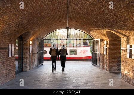 Ein Paar am Kings Cross Markt, London, England Stockfoto