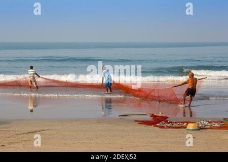 Indien, Goa, Fischer am Strand von Colva Stockfoto