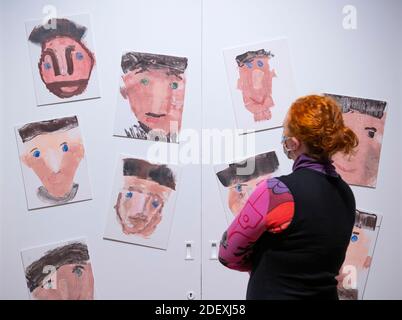 The National Gallery, London, Großbritannien. Dezember 2020. Die National Gallery eröffnet am 2. Dezember mit einer Ausstellung zeigt Kunstwerke von Grundschulkindern aus ganz Großbritannien in der 25. Jährlichen Take One Picture Ausstellung Selecting Men of the Docks (1912) von George Bellows als Quelle der Inspiration für Schüler aus 37 Grundschulen zu schaffen Fantastische Kunstwerke. Quelle: Malcolm Park/Alamy Live News. Stockfoto