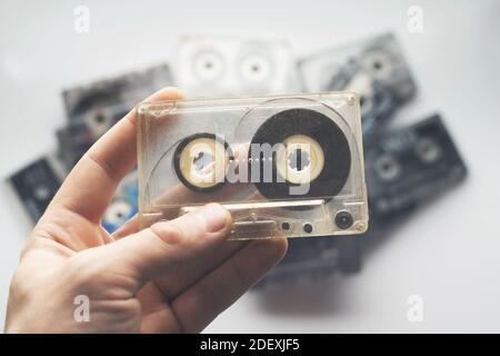 Die Hand hält die Kassette. Retro Kassettenmusik. Alte Musik. Stockfoto