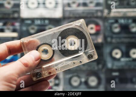 Die Hand hält die Kassette. Retro Kassettenmusik. Alte Musik. Stockfoto