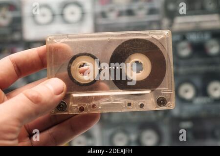 Die Hand hält die Kassette. Retro Kassettenmusik. Alte Musik. Stockfoto