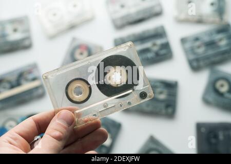 Die Hand hält die Kassette. Retro Kassettenmusik. Alte Musik. Stockfoto