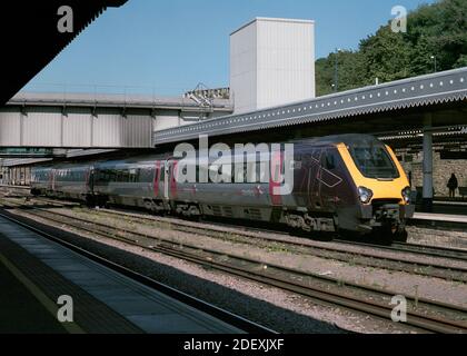 Sheffield, Großbritannien - 21. September 2019: Ein Querzug am Bahnhof Sheffield. Stockfoto