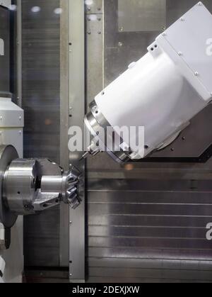 CNC-Fräs- oder Drehmaschine Schneiden Kegelrad mit Frässpindel. Mutitasking CNC-Drehmaschine. Industrielle Fertigungsmaschinen Stockfoto