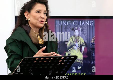 Autorin Jung Chang auf dem Boswell Book Festival Dumfries House, East Ayrshire, Schottland diskutiert ihr Buch Empress Dowager CIXI. Jung Chang ist eine in China geborene britische Schriftstellerin, die heute in London lebt und vor allem für ihre Familienautobiographie Wild Swans bekannt ist. Sie verkauft weltweit über 10 Millionen Exemplare, ist aber in der Volksrepublik China verboten Stockfoto