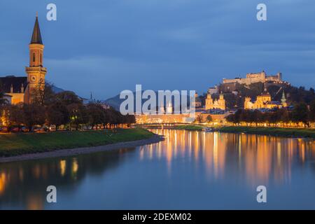 Abendansicht von Salzburg, Österreich und der Salzach Stockfoto