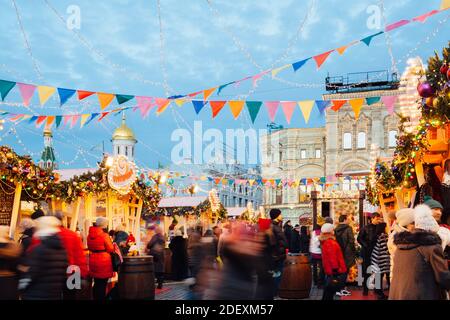 Moskau, Russland - 20. Dezember 2019: Menschen schlendern um den Weihnachtsmarkt auf dem Roten Platz, Moskau, Russland Stockfoto