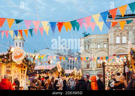 Moskau, Russland - 20. Dezember 2019: Menschen schlendern um den Weihnachtsmarkt auf dem Roten Platz, Moskau, Russland Stockfoto