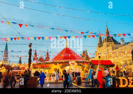 Moskau, Russland - 20. Dezember 2019: Menschen schlendern um den Weihnachtsmarkt auf dem Roten Platz, Moskau, Russland Stockfoto