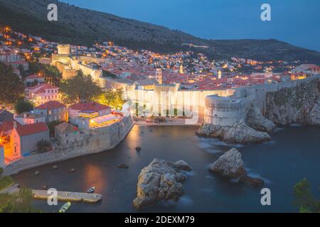 Fantastische Aussicht auf Dubrovnik, Kroatien an der Dalmatiner Küste nach Sonnenuntergang. Stockfoto