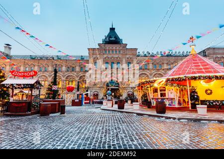 Moskau, Russland - 15. Dezember 2019: GUM yarmarka der Weihnachtsmarkt auf dem Roten Platz am 15. Dezember 2019 in Moskau, Russland Stockfoto