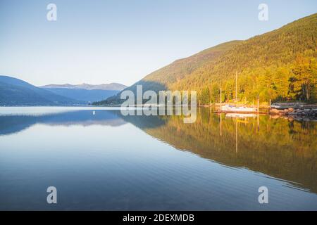 Kootenay Lake badet im frühen Morgensommerlicht in Nelson, B.C. Kanada Stockfoto