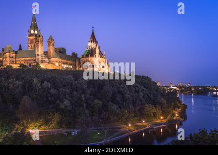 Abendansicht des Parliament Hill in Kanadas Hauptstadt Ottawa, Ontario. Stockfoto