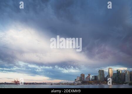 An einem warmen Sommerabend ragen einschüchternde Wolken über der Skyline von Vancouver. Stockfoto